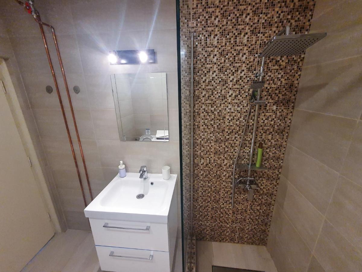 Charming Studio With City View Bukarest Exteriör bild