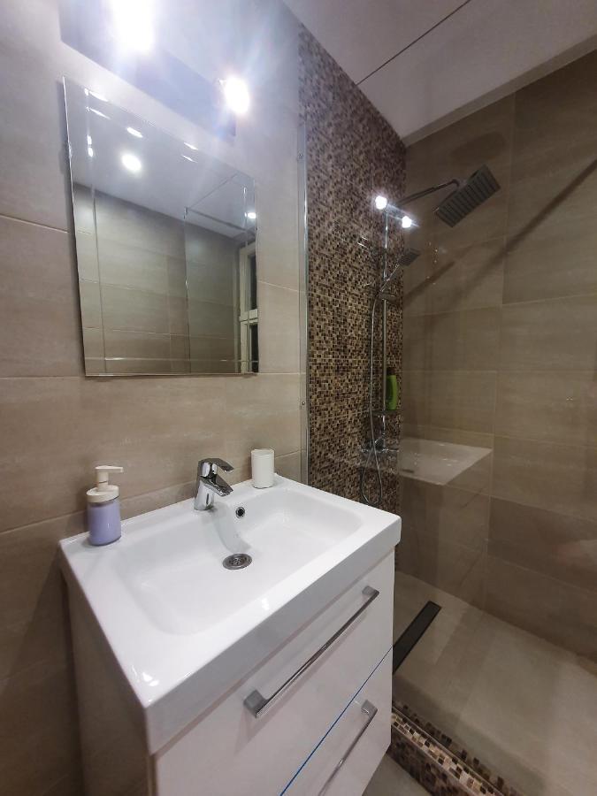 Charming Studio With City View Bukarest Exteriör bild